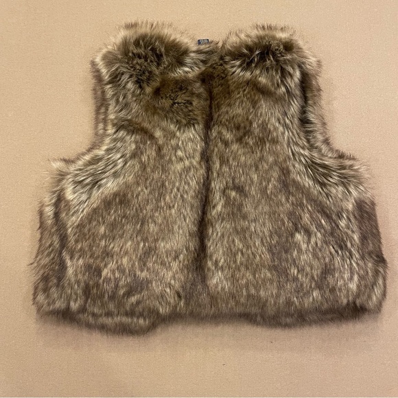 Girl’s Polo Ralph Lauren Faux Fur Vest Size 5 - Picture 4 of 13